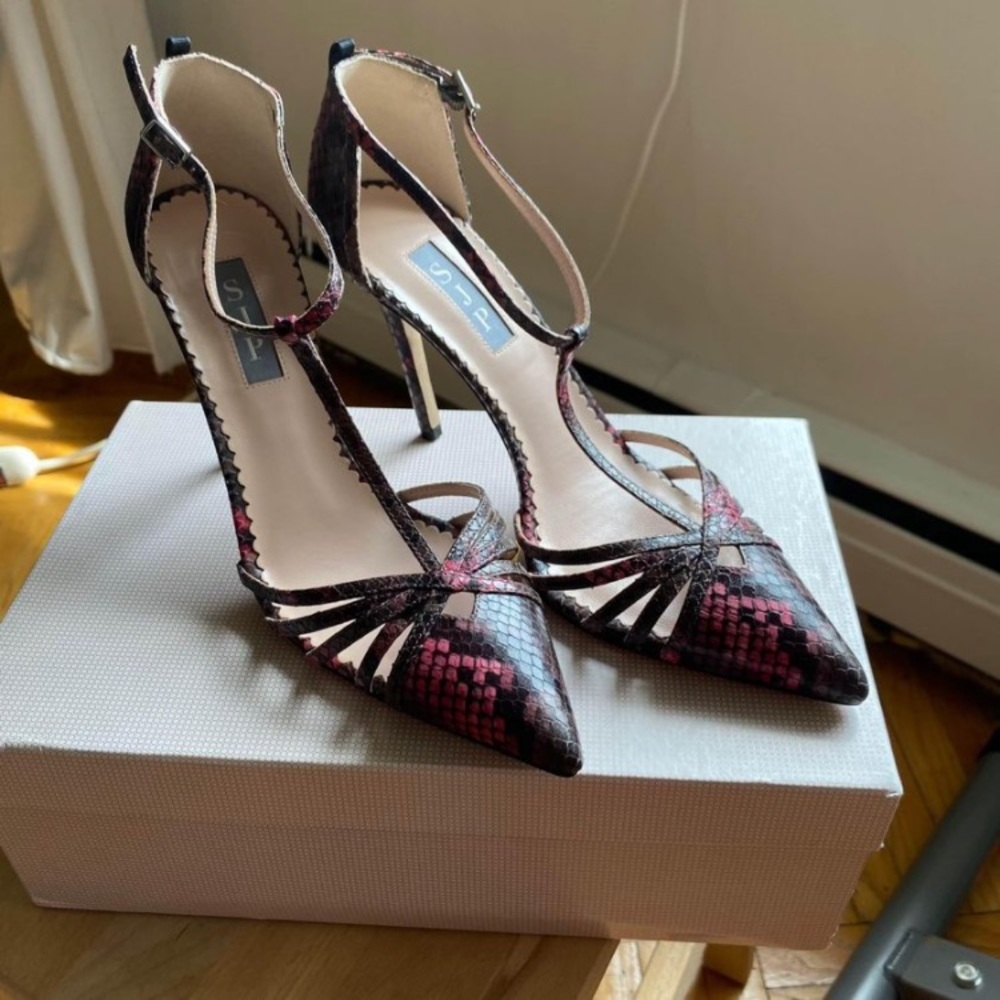 🩷LIMITED EDITION SJP Carrie T-Strap Leather Stiletto Pump Sandal in Pink Snake 8 - Picture 2 of 8